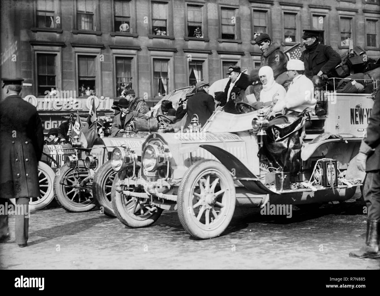 New York a Parigi auto race. Il francese DeDion-Bouton con Bourcier de St Chaffrey guida, schierate al via a New York, 12 febbraio 1908. Foto Stock