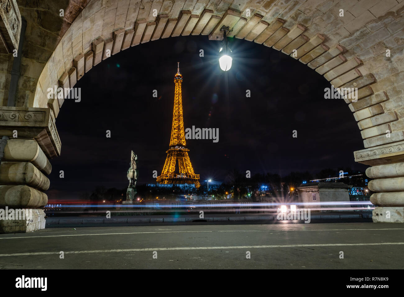 La torre Eiffel di notte, come si vede dalla Bir Hakeim Bridge, Parigi, Francia Foto Stock