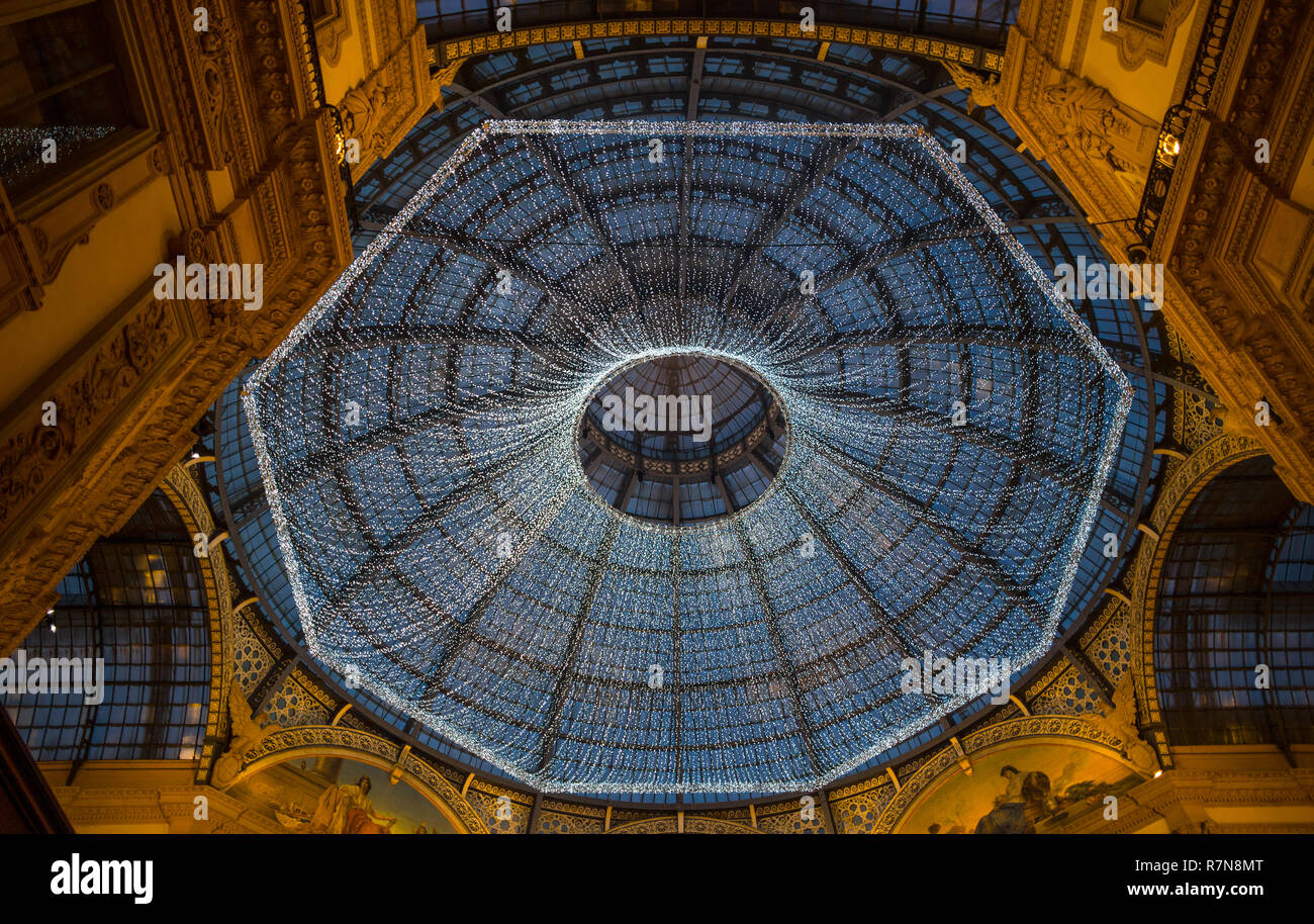 Milano, Italia, il 5 dicembre , 2018 - Vetro lucernario cupola a arcade Galleria Vittorio Emanuele II illuminato con luci di Natale a Milano, Italia. Foto Stock