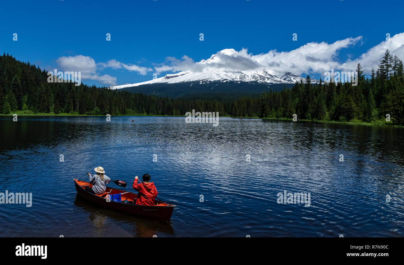 Canoa a Trillium lago in una bella giornata con del Monte Cofano in background, Oregon, Stati Uniti d'America. Foto Stock