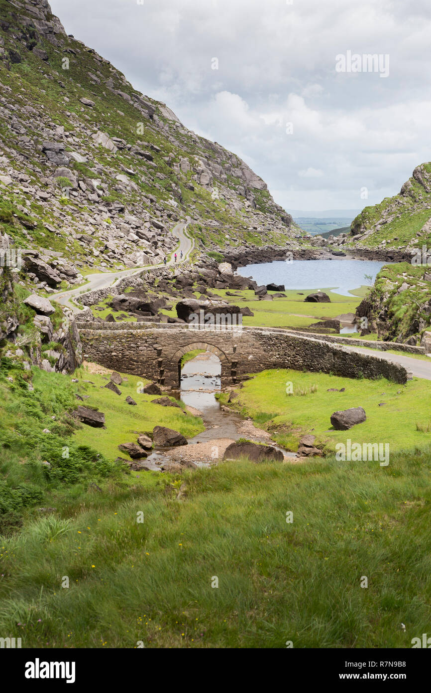 Il ponte di pietra e il lago a Gap di Dunloe, Parco Nazionale di Killarney, Irlanda Foto Stock