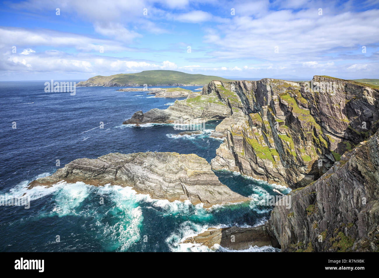 Una vista al Kerry scogliere a parte più occidentale della penisola di Iveragh. Sullo sfondo l'isola Valentia con la testa di Bray Foto Stock