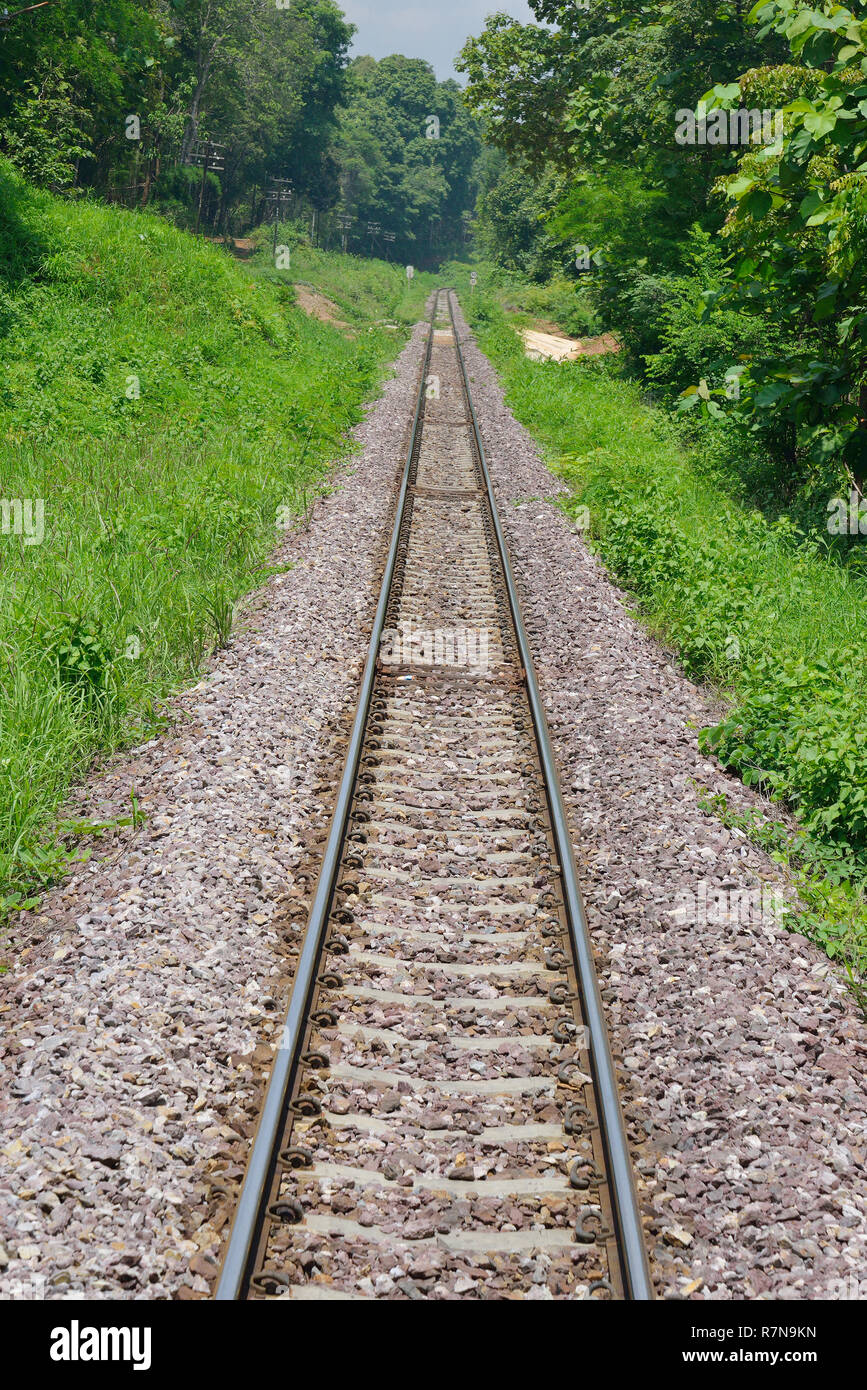 Binari del treno in un paese in via di sviluppo Foto Stock