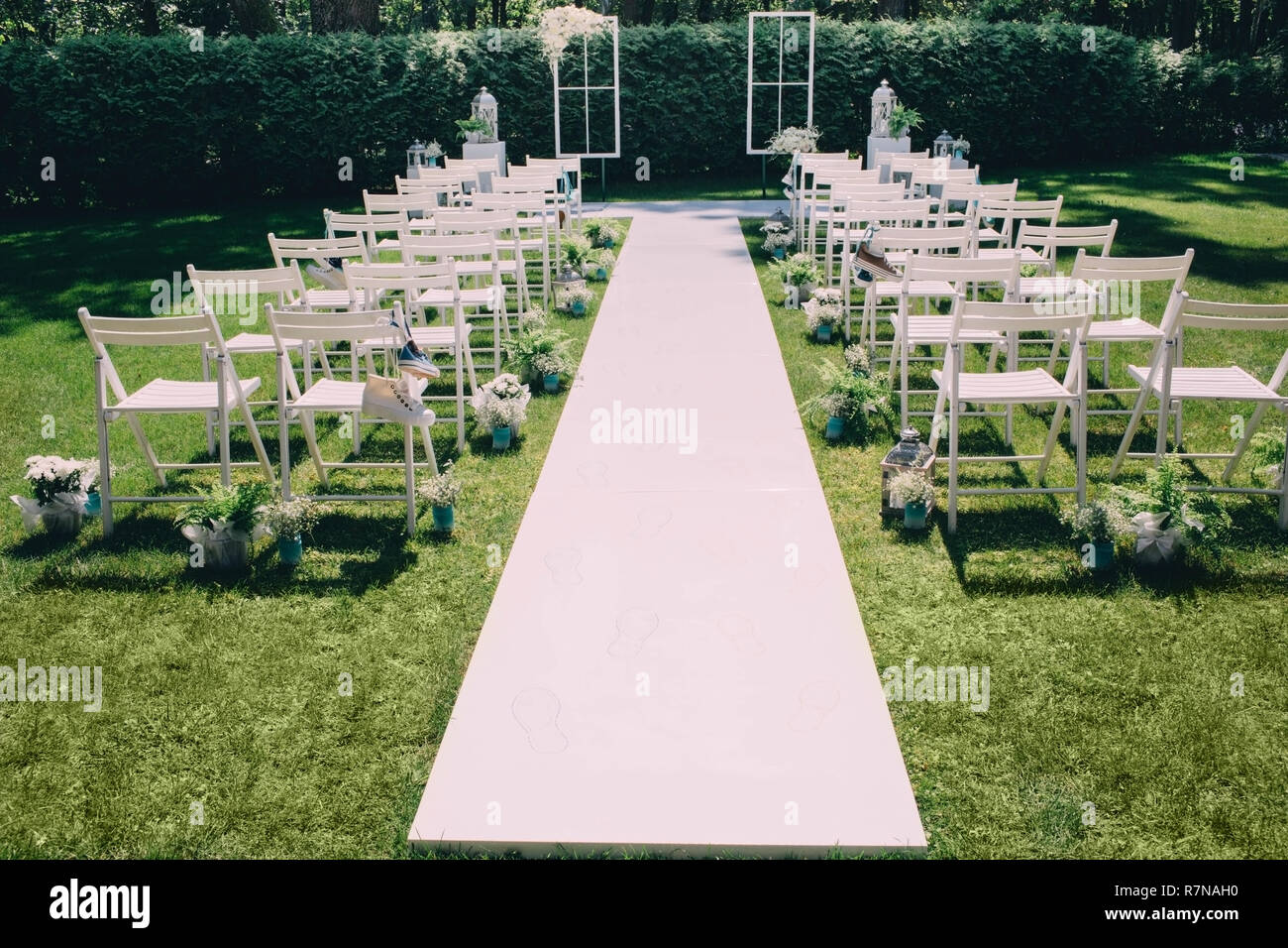 Bella cerimonia di matrimonio evento in un giardino con decorazioni per matrimoni Foto Stock