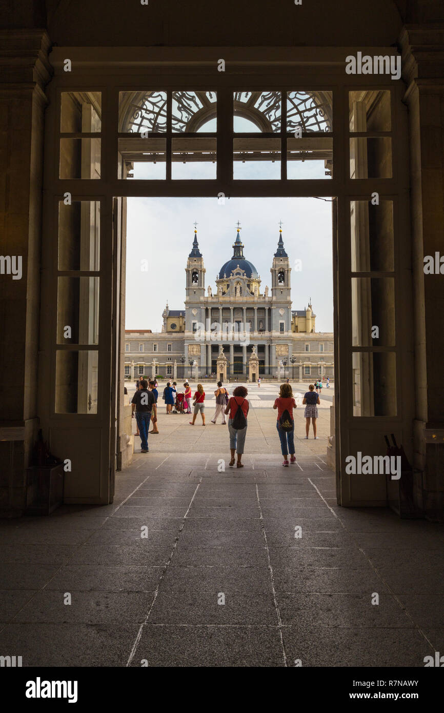 Vista attraverso la porta del Palazzo Reale e la Cattedrale di Almudena (Santa María la Real de la Almudena) Foto Stock