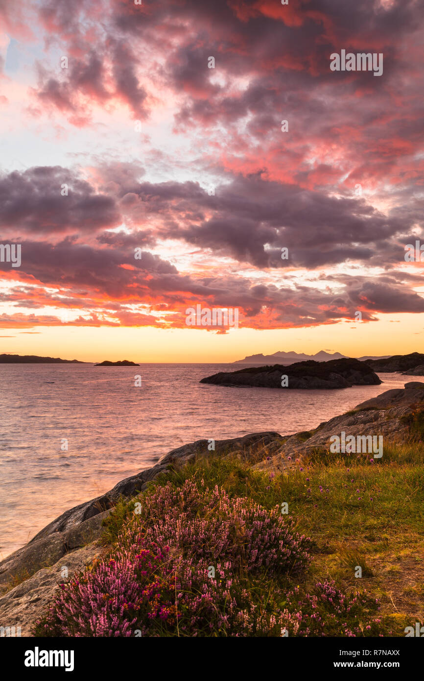 Vista tramonto da Ardtoe, a Ardnamurchan. Le isole delle Ebridi di rum e di Eigg può essere visto in lontananza. Foto Stock