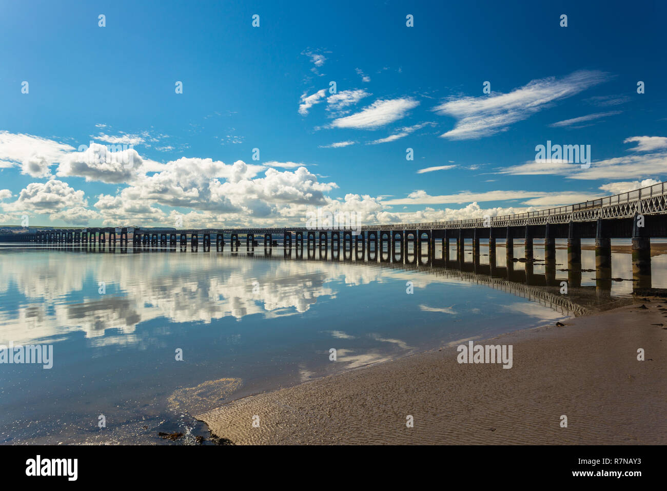 Ampio angolo di visione del Tay ponte ferroviario a bassa marea, da nord-est. Foto Stock