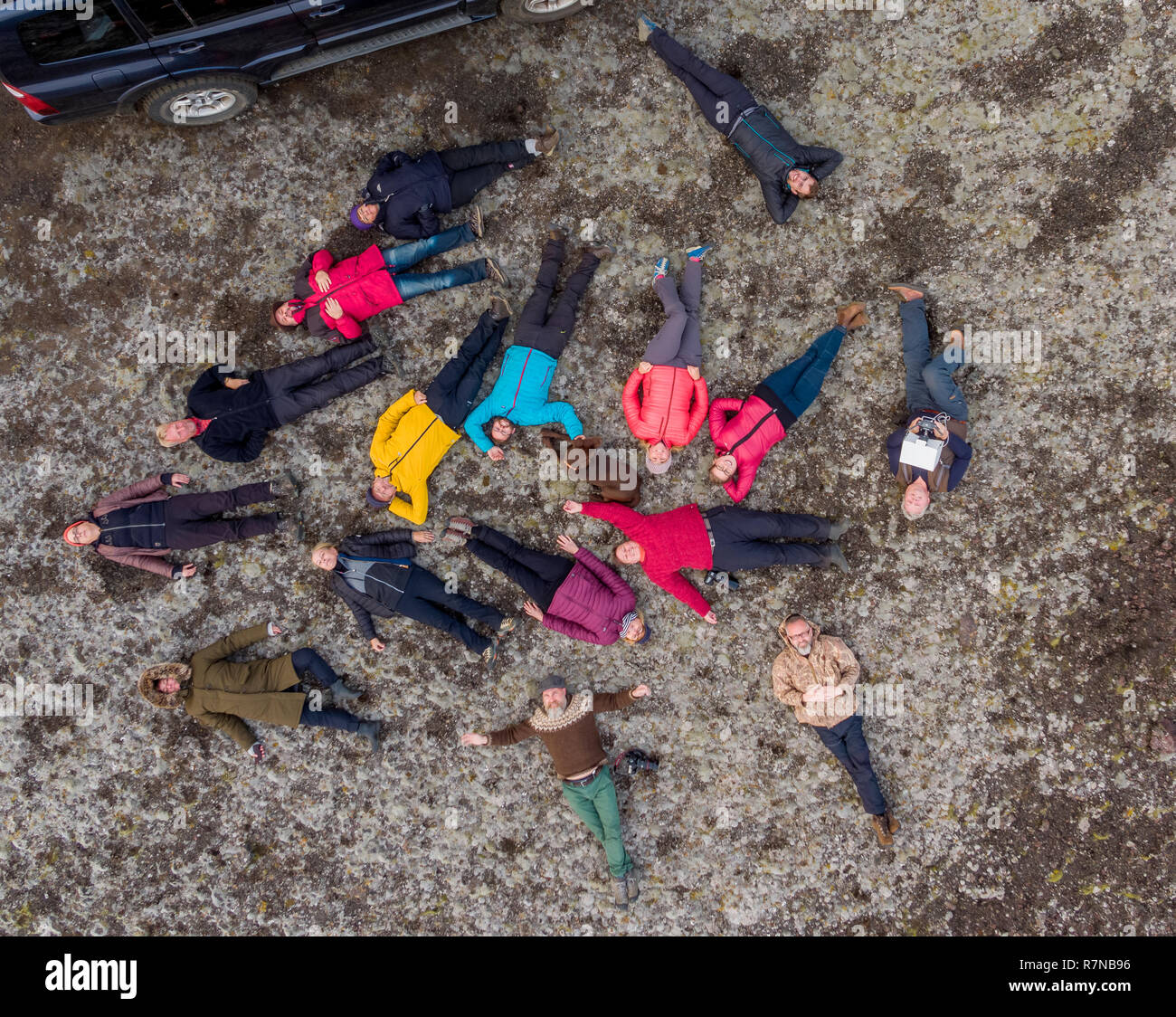 Fotografo utilizzando un drone per scattare una foto di un gruppo di amici per un tour in jeep, Highlands Centrali, Islanda Foto Stock