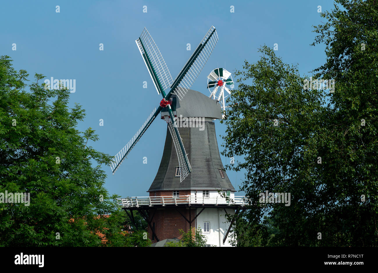 Uno dei famos twin mulini a vento in greetsiel, Germania. Greetsiel è una famosa destinazione di vacanza presso il tedesco della costa del mare del Nord. Foto Stock