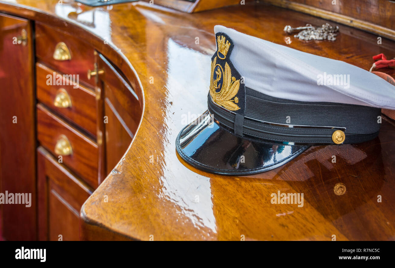 Hat ufficiale della marina di Nave Italia. Nave Italia è il più grande brigantino a vela del mondo. Porto di Livorno, Toscana, Italia Foto Stock