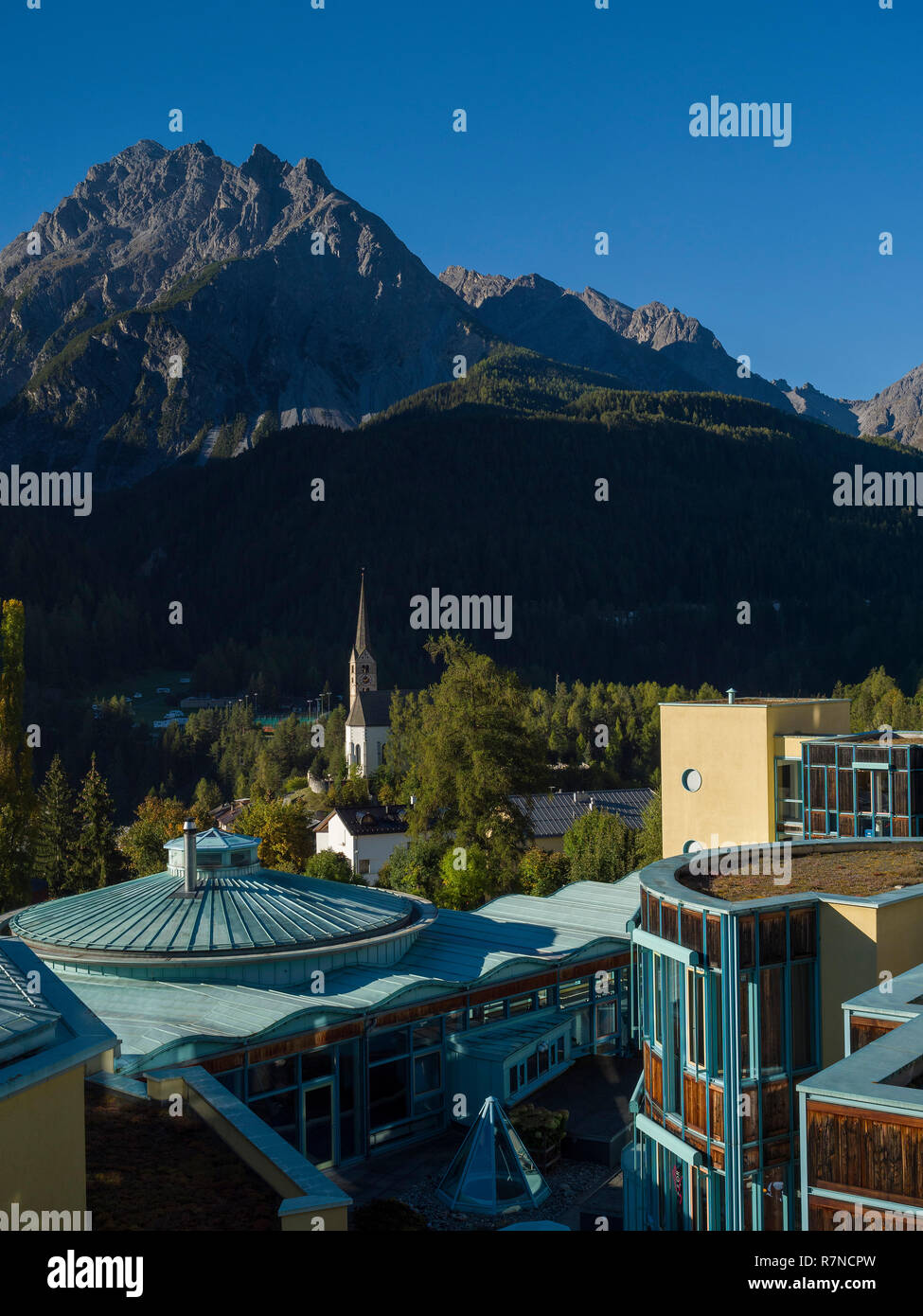 Bagno termale Therme Bogn e San Giorgio in Unterdorf, Scuol, Scuol Valley, in Engadina, Grigioni, Svizzera Foto Stock