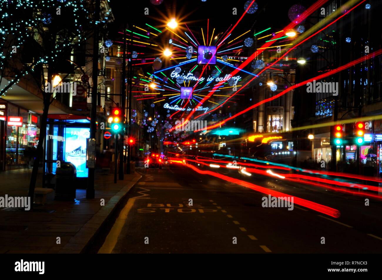 2018 Le luci di Natale lungo Oxford Street verso Oxford Circus, Mayfair, Londra, Regno Unito. Foto Stock