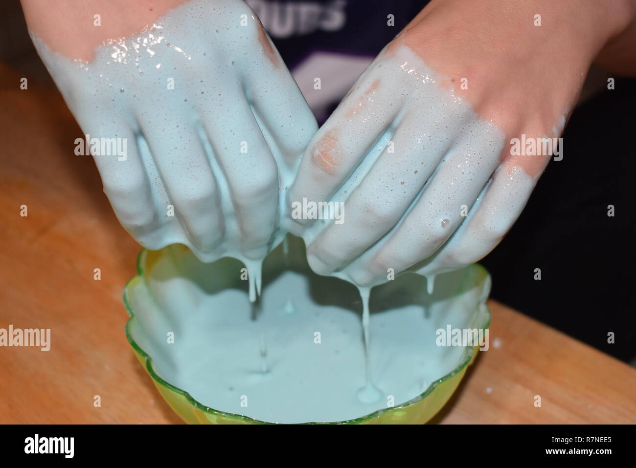 In prossimità delle mani nel fango Foto Stock