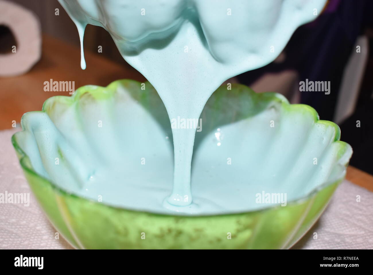 In prossimità delle mani nel fango Foto Stock