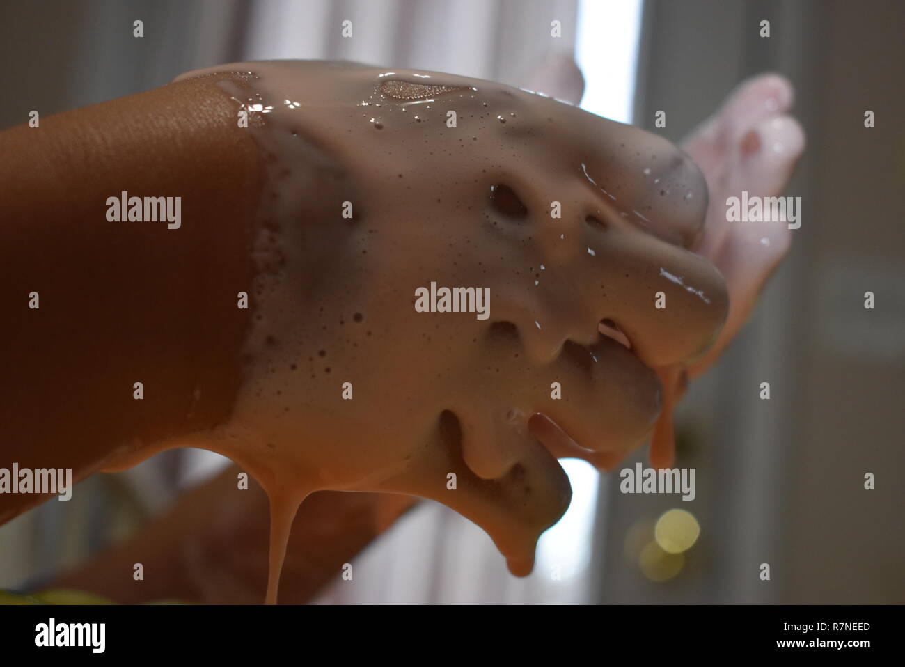 In prossimità delle mani nel fango Foto Stock