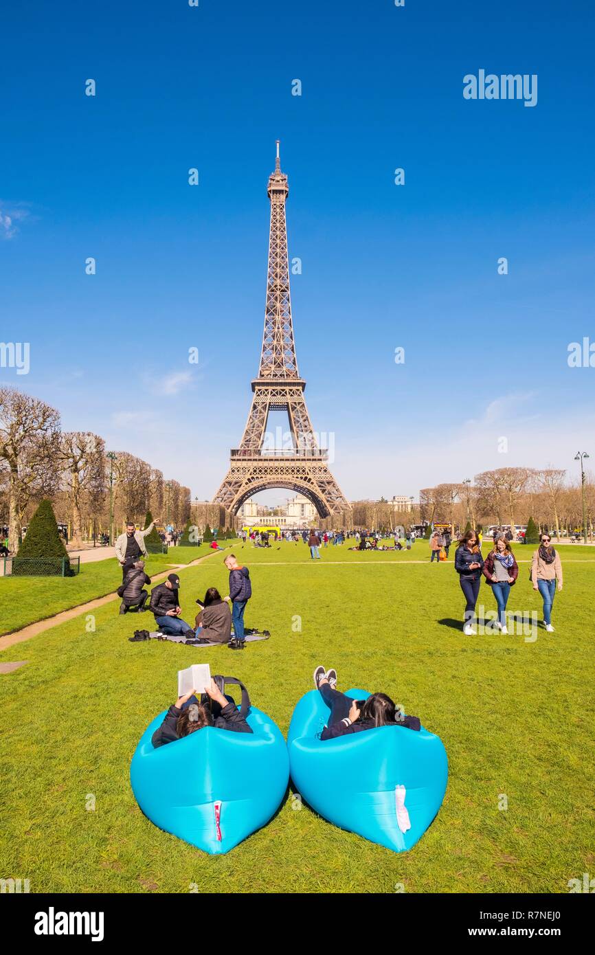 Francia, Parigi, zona elencata come patrimonio mondiale dall' UNESCO, dagli Champs de Mars e la Torre Eiffel a molla Foto Stock