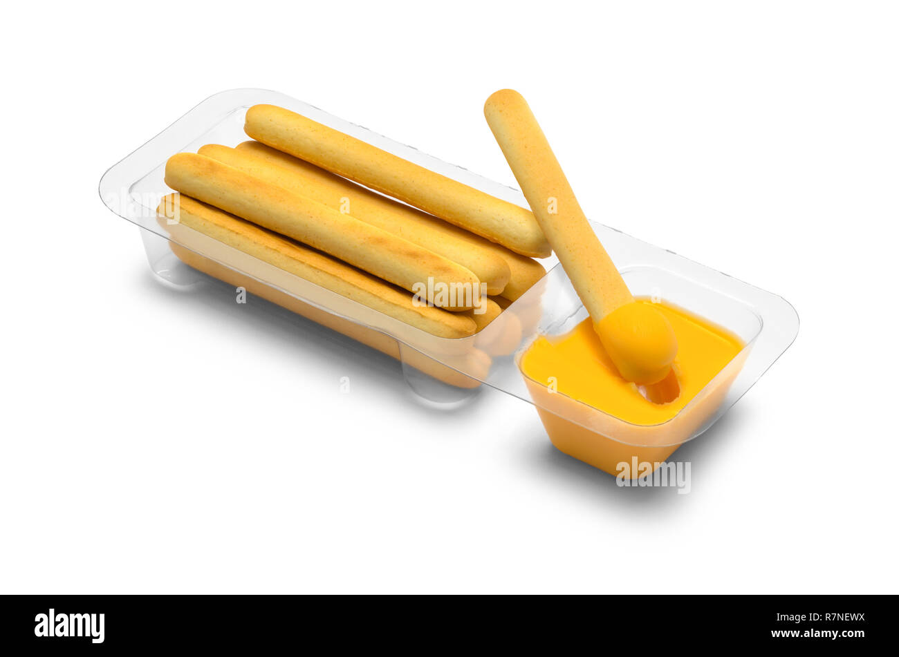 Cracker bastoni immerso nel formaggio isolato su sfondo bianco. Foto Stock