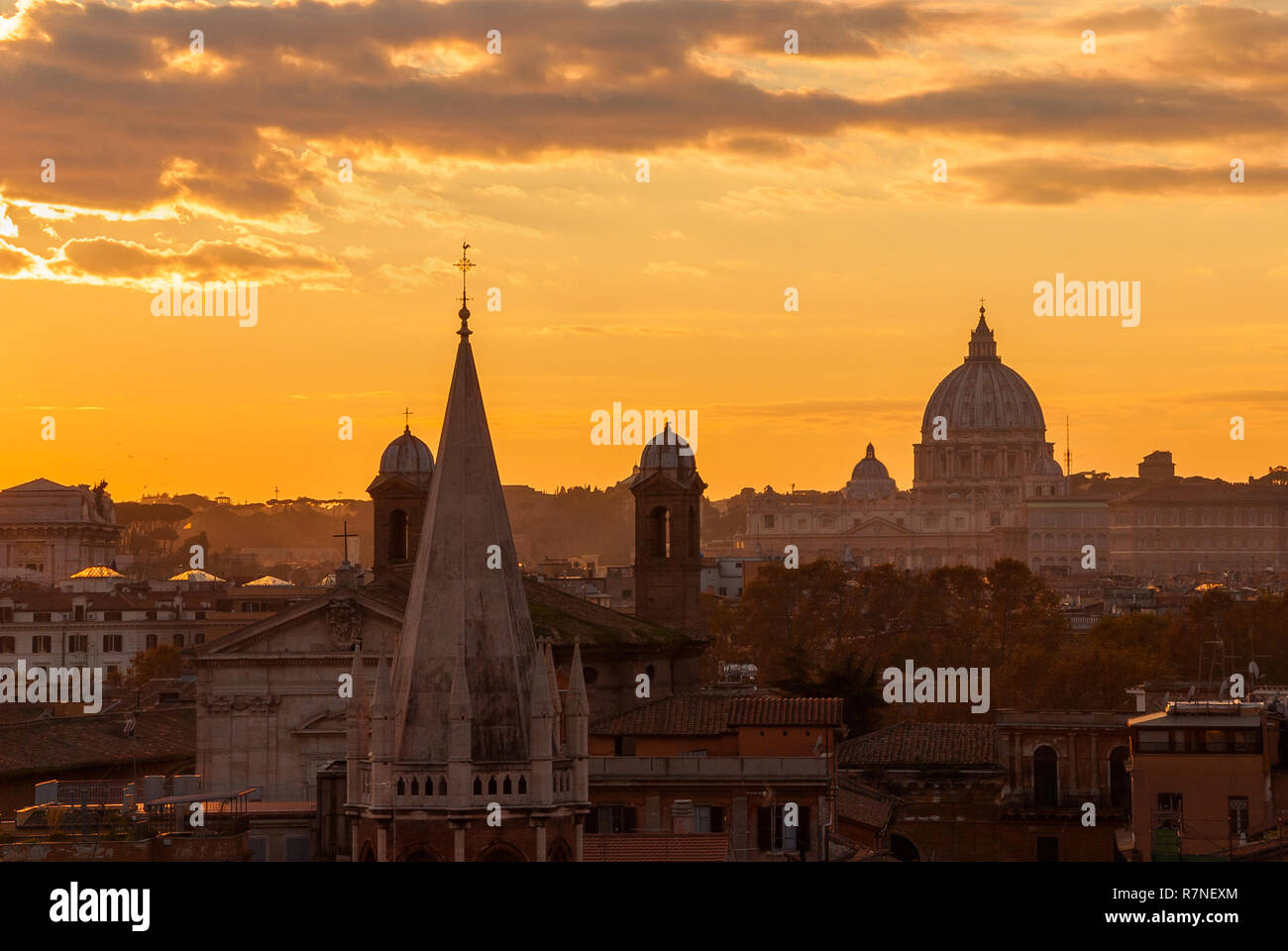 Vista del centro storico di Roma skyline con antiche cupole e campanili al tramonto Foto Stock