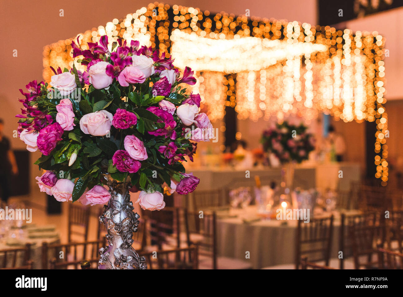 La disposizione dei fiori nella decorazione di evento. Foto Stock