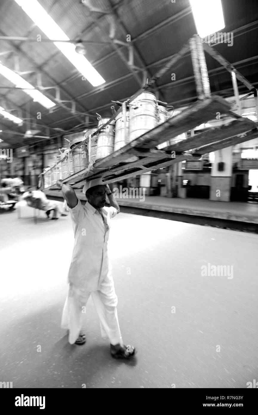 India, nello Stato di Maharashtra, Mumbai (Bombay), il lavoro di dabbawallahs Foto Stock