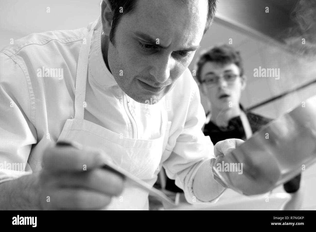 Francia, Vendee, Noirmoutier island, L'Herbaudiere, La Marine ristorante, Alexandre Couillon in cucina Foto Stock