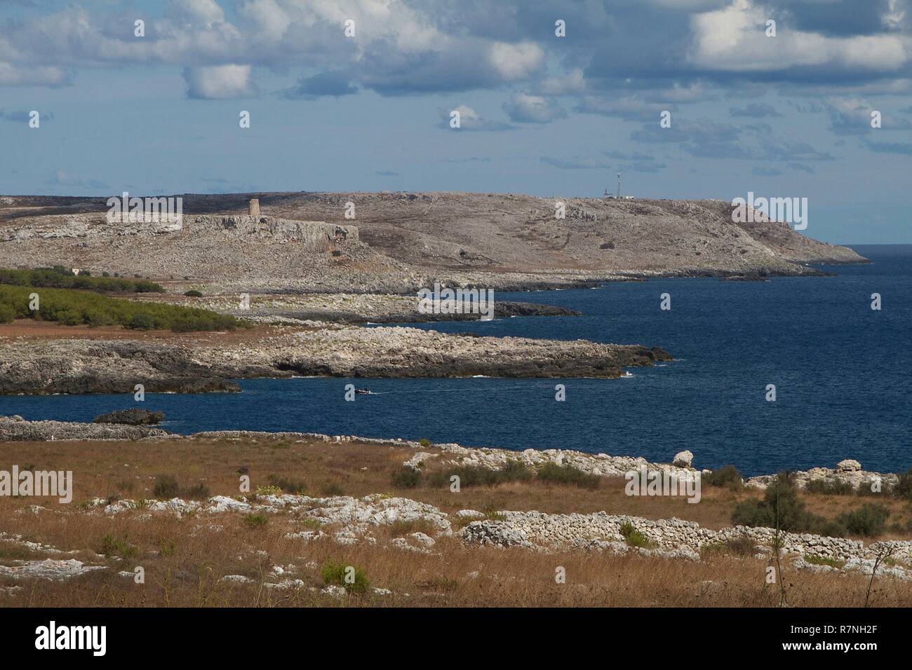 L'Italia, la Puglia, la penisola salentina, vista costiera della punta meridionale della penisola del Salento Foto Stock