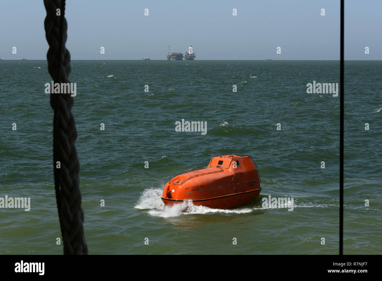 Fire Fighting esercizi di formazione sulla piattaforma petrolifera Lukoil Filanovsky al Mar Caspio, Russia. Foto Stock