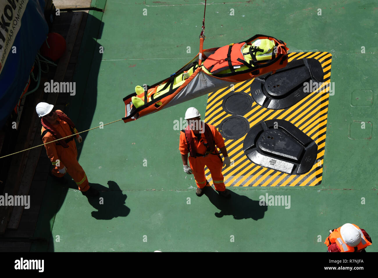 Fire Fighting esercizi di formazione sulla piattaforma petrolifera Lukoil Filanovsky al Mar Caspio, Russia. Foto Stock