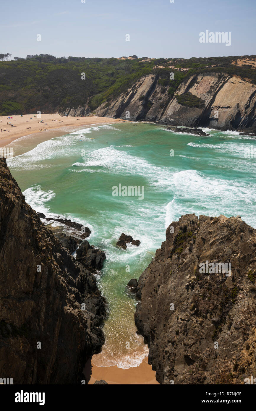 Praia do Carvalhal con rottura Atlantic Waves nel sole del pomeriggio, Zambujeira do Mar, regione Alentejo, Portogallo, Europa Foto Stock
