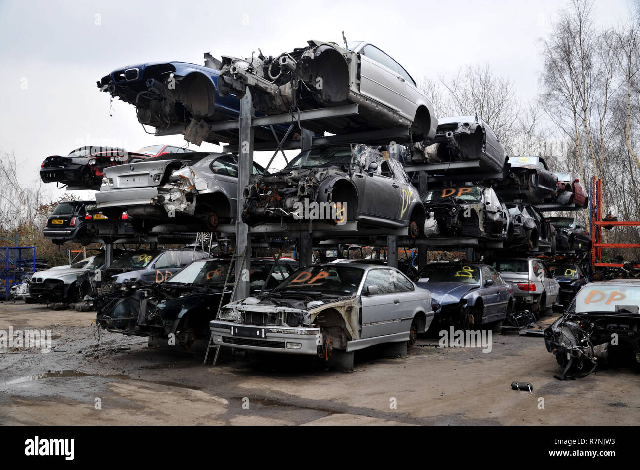 Le parti di ricambio delle automobili impilati in una vettura breakers yard Foto Stock