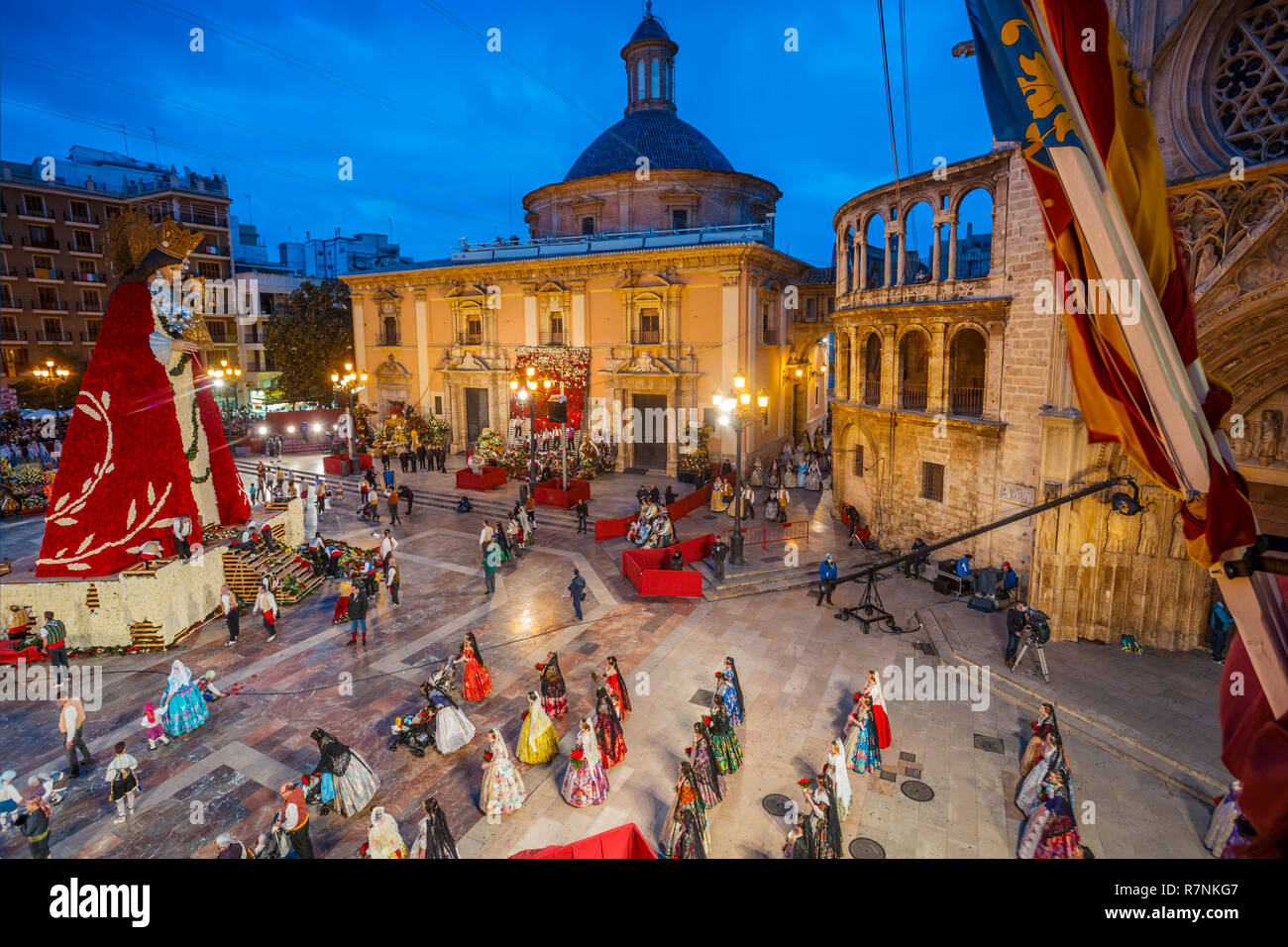 Fallas Festival. Falleras offrendo fiori alla Vergine. Valencia. Comunità Valenciana. Spagna. Patrimonio culturale immateriale dell'umanità. UNESCO Foto Stock