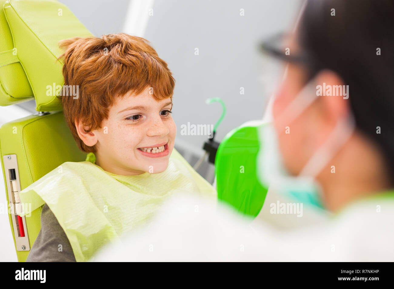 Little Boy sta guardando i suoi denti al dentista. Foto Stock