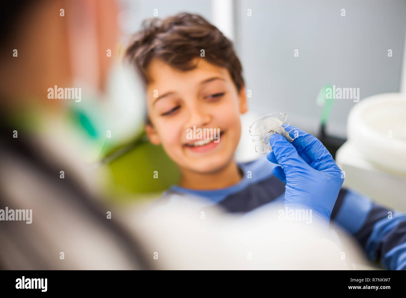 Dentista è insegnamento little boy circa le bretelle. Foto Stock