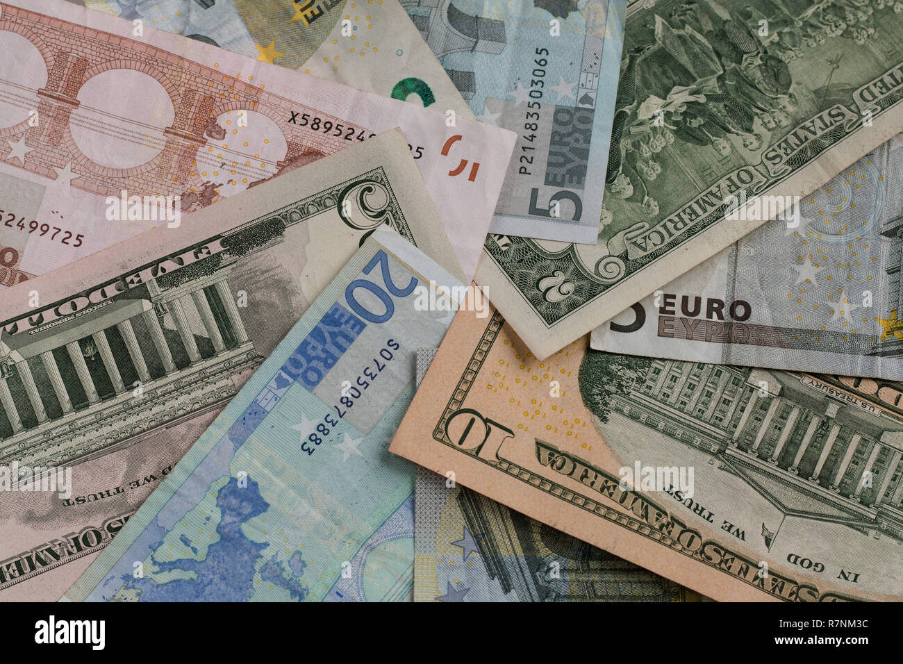 Euro (EUR) e in dollari USA (USD) moneta. Sfondo di banconote. Principali valute di riserva Foto Stock