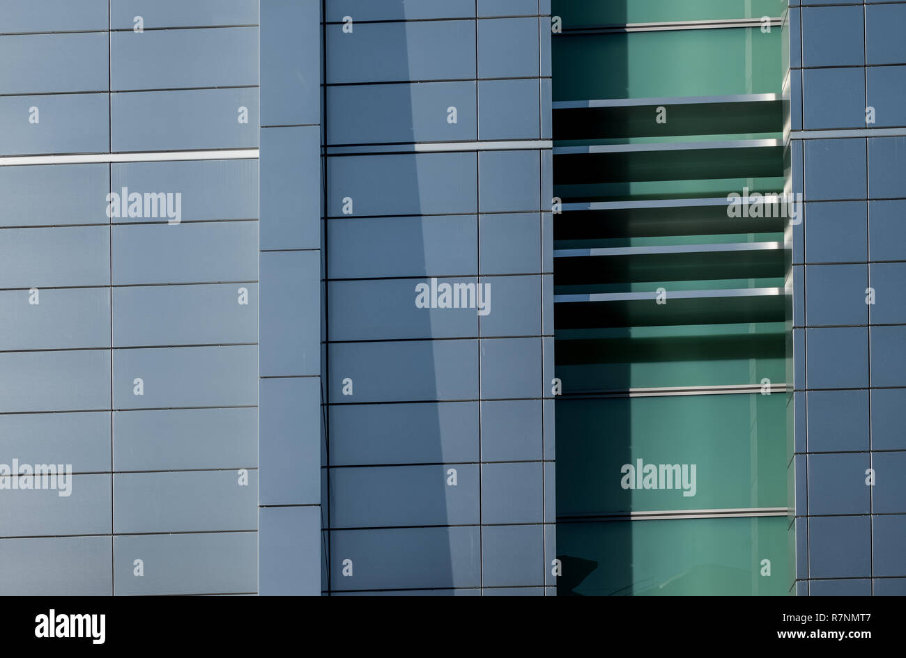 Edificio industriale con il blu e il verde della facciata Foto Stock