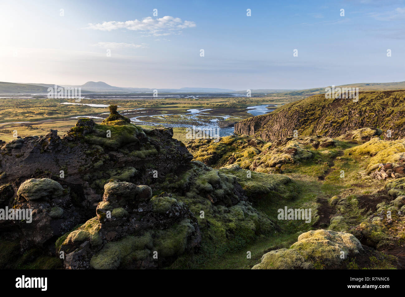 Il fiume Skafta deflusso pianura alluvionale dal bordo del Eldgja campo di lava, colline Lambaskarðshólar Hólaskjól, Sud Islanda Foto Stock