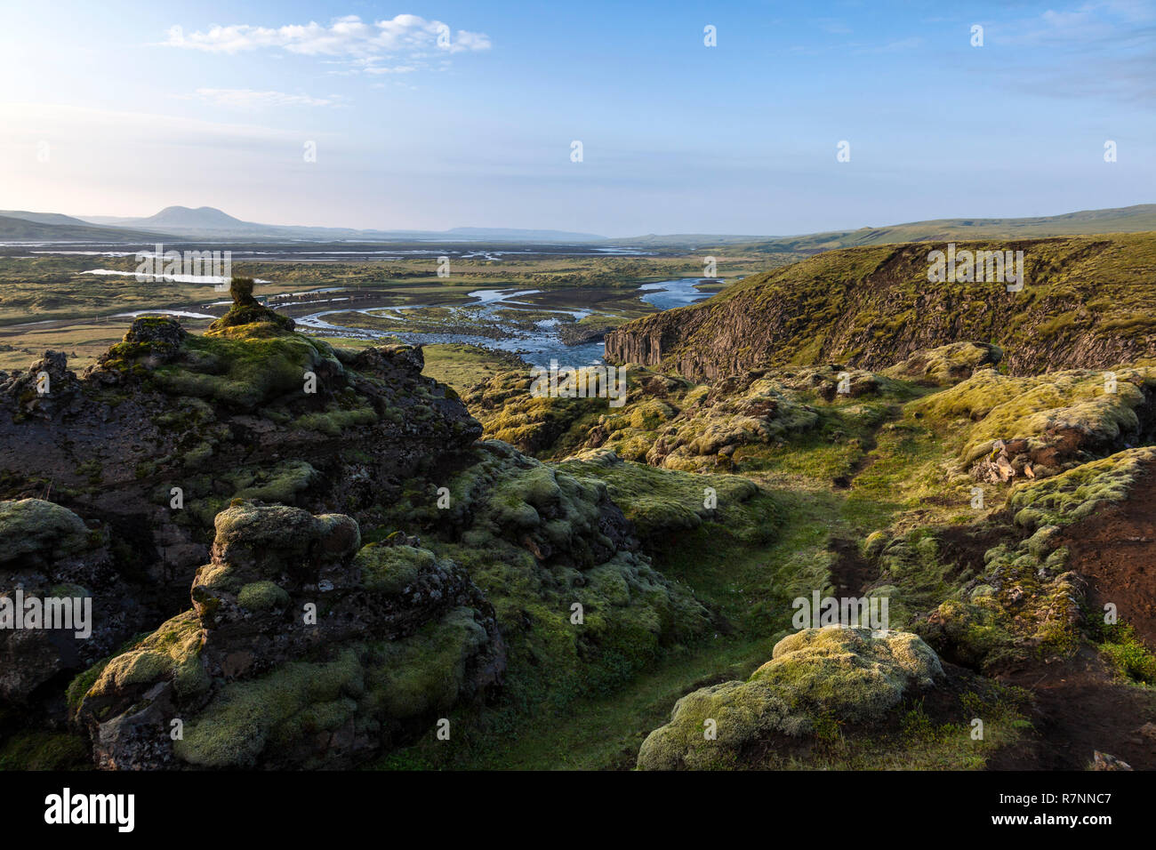 Il fiume Skafta deflusso pianura alluvionale dal bordo del Eldgja campo di lava, colline Lambaskarðshólar Hólaskjól, Sud Islanda Foto Stock
