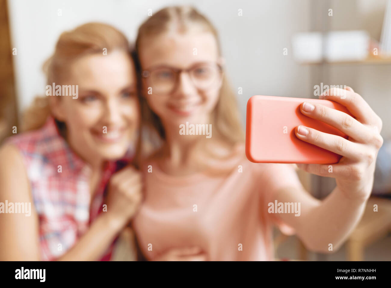 Madre e figlia tenendo selfies Foto Stock