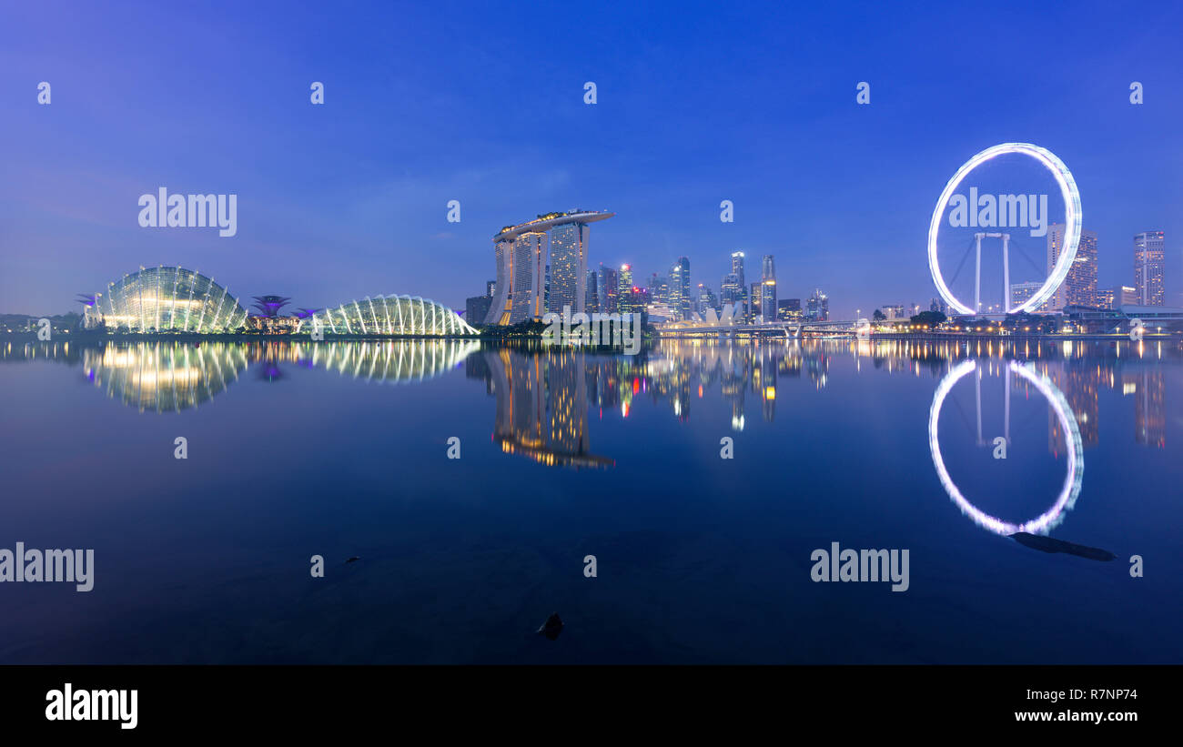 Singapore, 30 OTT 2018: un sunrise vista dello skyline di Marina Bay con il giardino cupole, il Marina Bay sands hotel e il volantino ruota in Singapore. Foto Stock