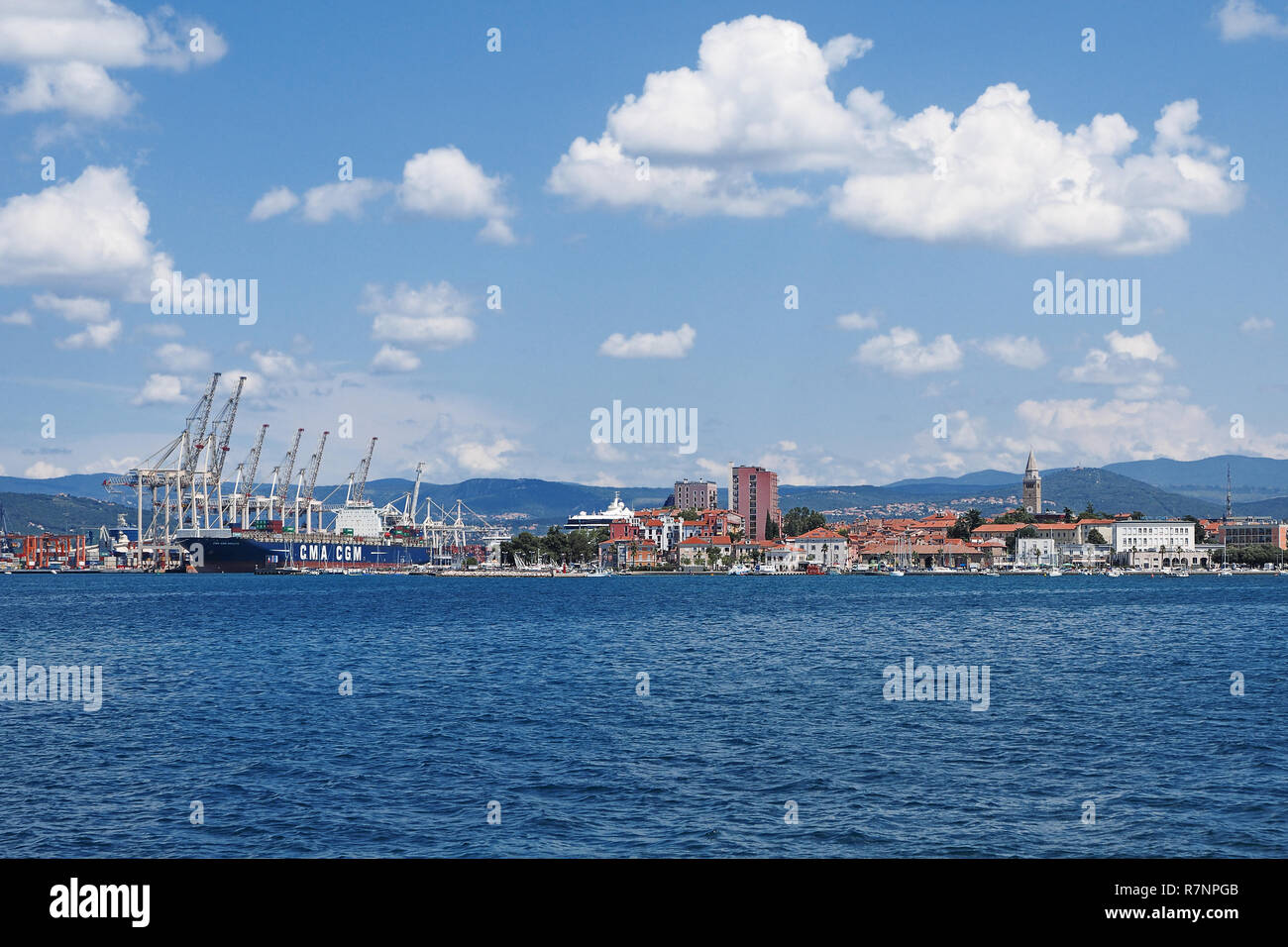 Vista della città di Capodistria in Istria slovena sulla costa Adriatica con il porto marittimo Foto Stock