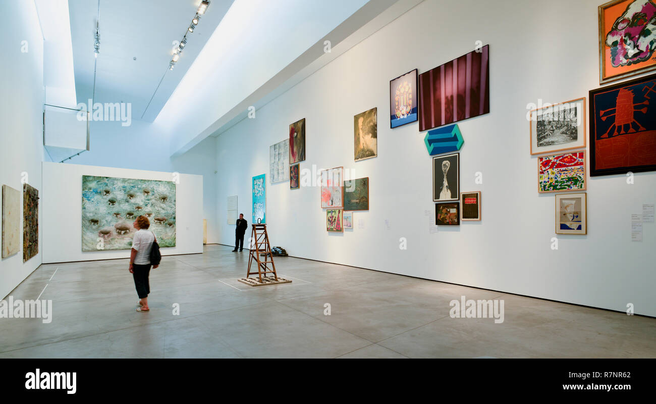 Una galleria espositiva in Es Baluard Art Museum in Palma de Mallorca. Foto Stock