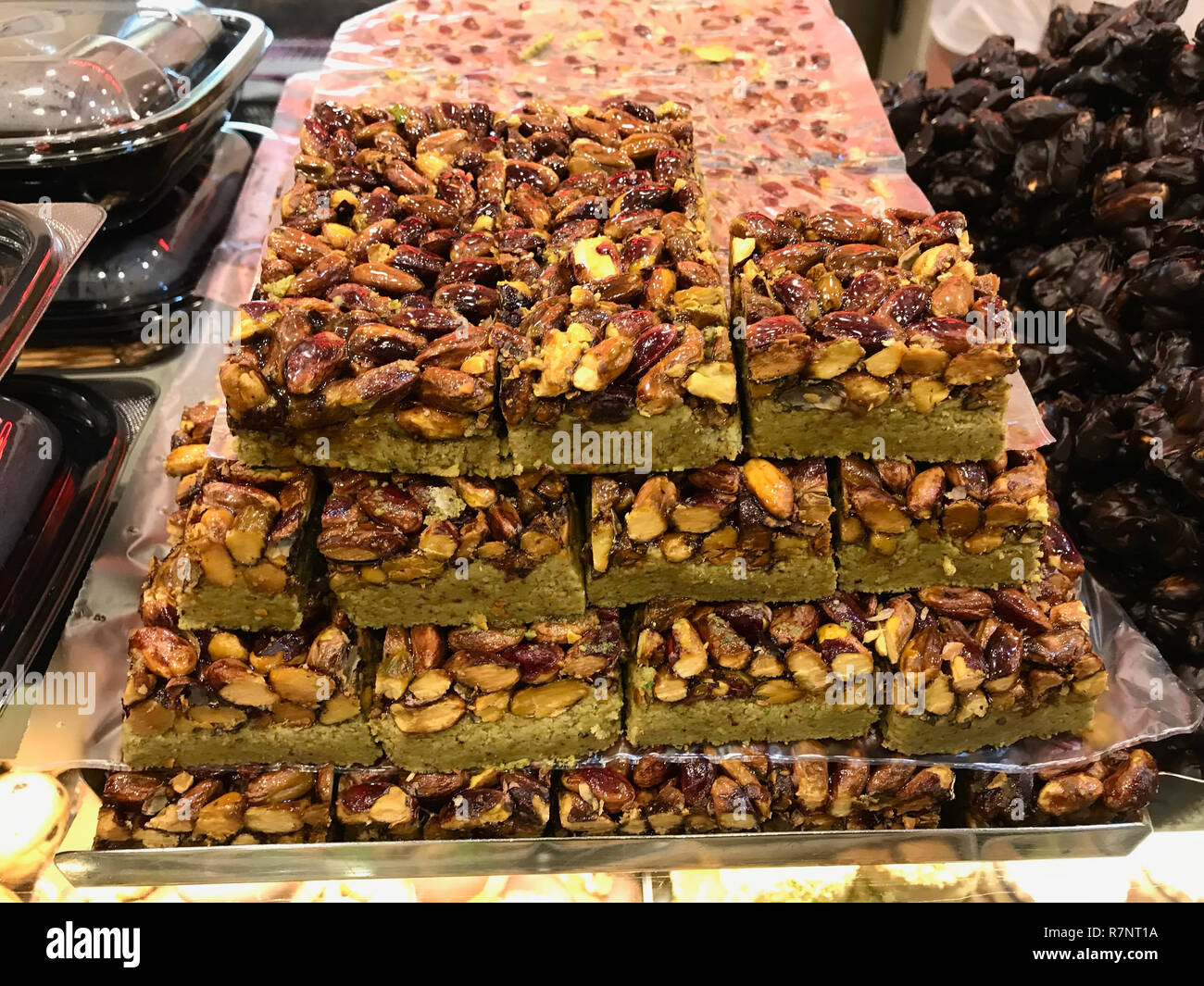 Stile turco croccante di Pistacchio Paste dolci di pasticceria in vetrina.  Tradizionale Dessert organico Foto stock - Alamy