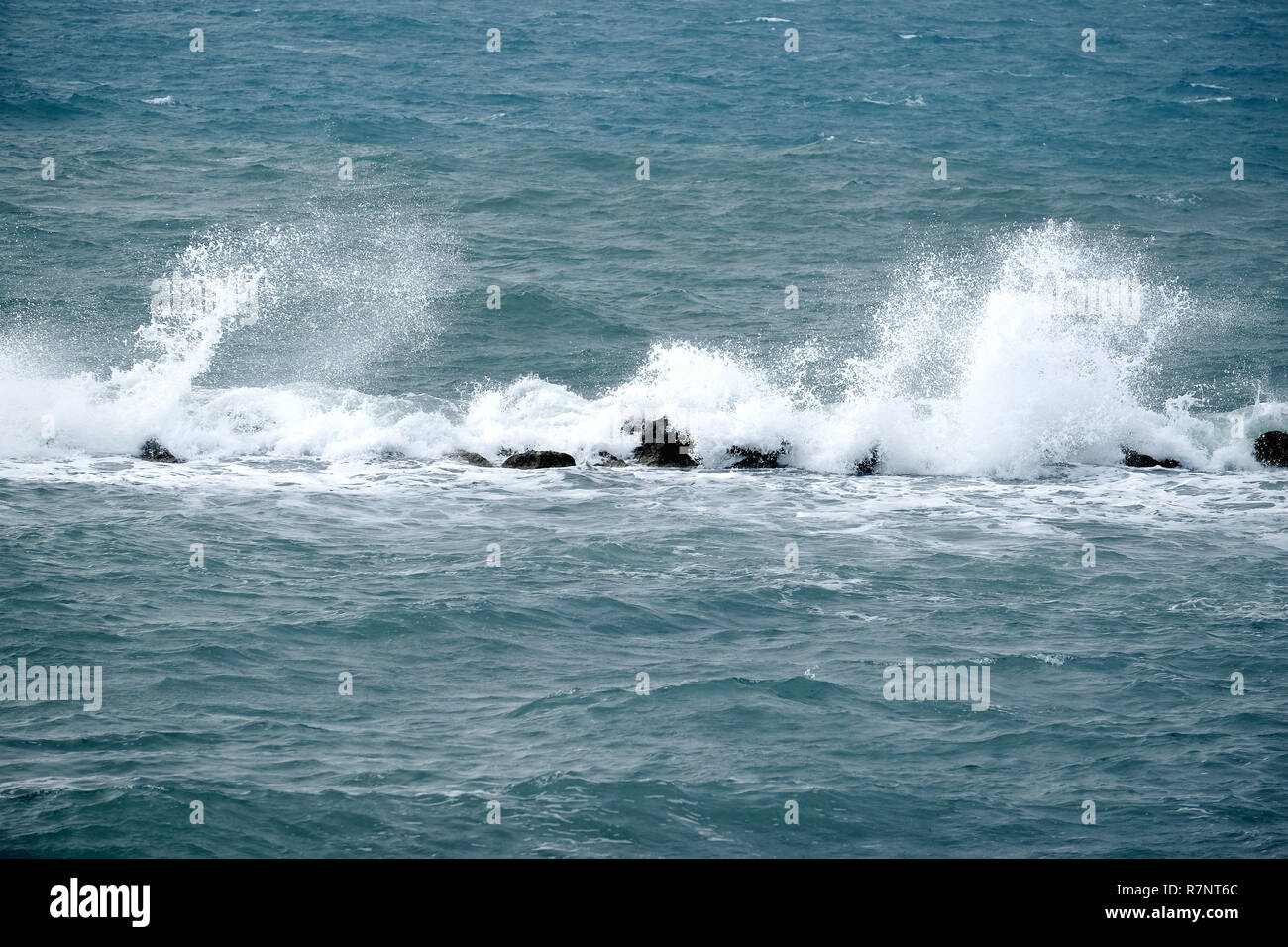 Il paesaggio con le onde del mare gli schizzi di schiuma bianca per volare in alto su windy giorno di estate Foto Stock