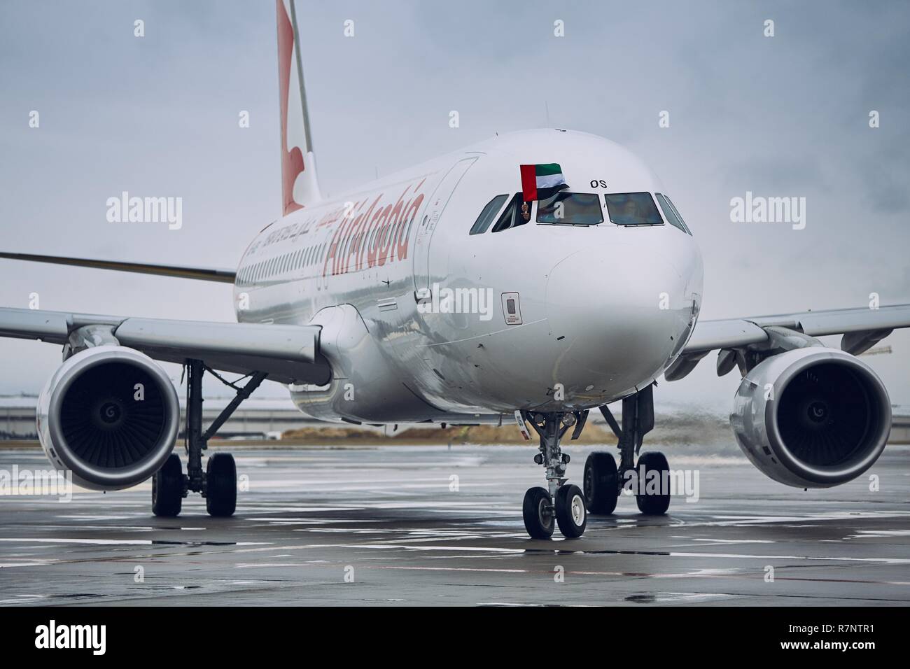 Praga, Repubblica Ceca - 11 dicembre 2018: Air Arabia Airbus A320 di rullaggio per il gate dopo il volo inaugurale da Sharjah a Praga il 11 dicembre 2018. Foto Stock