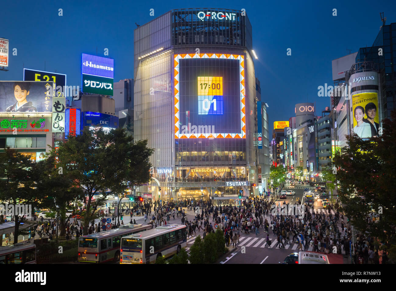 I pedoni a Shibuya Crossing, Tokio, Giappone Foto Stock