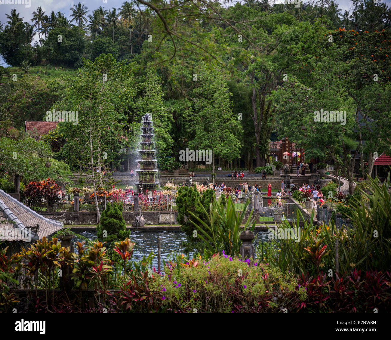 La centrale tiered fontana nel mezzo del pool in Tirtagangga Royal Palace Gardens, Bali, Indonesia. Foto Stock