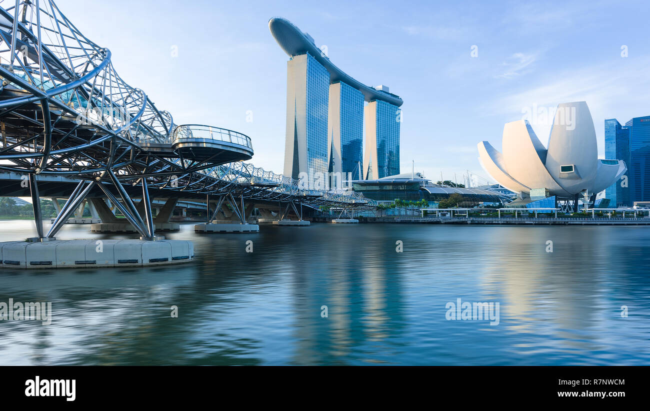Singapore, 30 OTT 2018: un sunrise vista dello skyline di Marina Bay con Helix Bridge, il Marina Bay sands hotel e il quartiere centrale degli affari di i Foto Stock