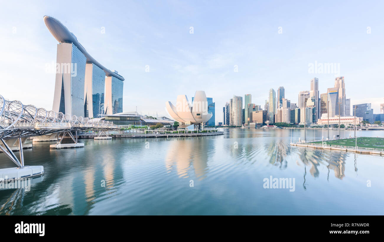 Singapore, 30 OTT 2018: un sunrise vista dello skyline di Marina Bay con Helix Bridge, il Marina Bay sands hotel e il quartiere centrale degli affari di i Foto Stock