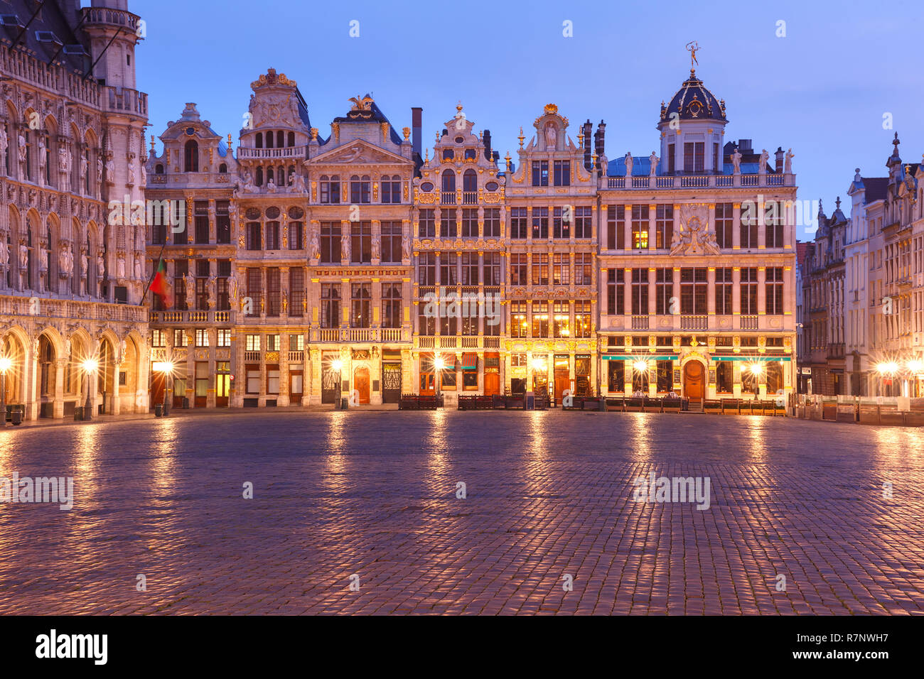 Grand Place piazza di sera a Bruxelles, in Belgio Foto Stock