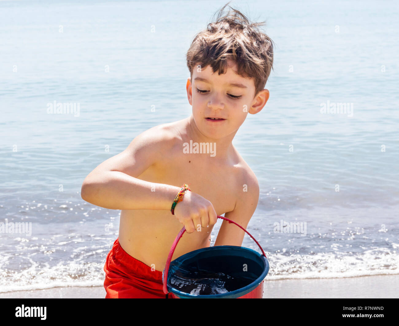 Giovane ragazzo giocando su una spiaggia in Costa Azzurra Foto Stock